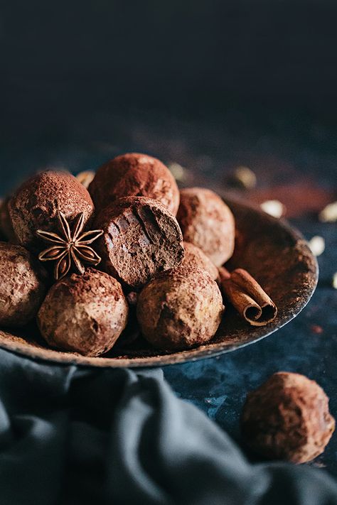 Indian Spiced fine chocolate truffles, all vegan | TheAwesomeGreen.com Scones Vegan, Vegan Chocolate Truffles, Cheesecake Vegan, Pane Dolce, Desserts Vegan, Food Stories, Fine Chocolate, Chocolate Cinnamon, Chocolate Truffles