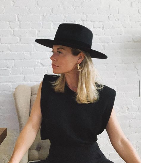 Lack of Color Hats on Instagram: “@gilliandelzotto chic in ‘The Mirage - Black’ 🌙” Rancho Outfits, Lack Of Color Hat, La Outfit, Vintage Men Style, Fedora Fashion, Chic Minimalista, Ikea Dining, Outfits Primavera, Work Fits