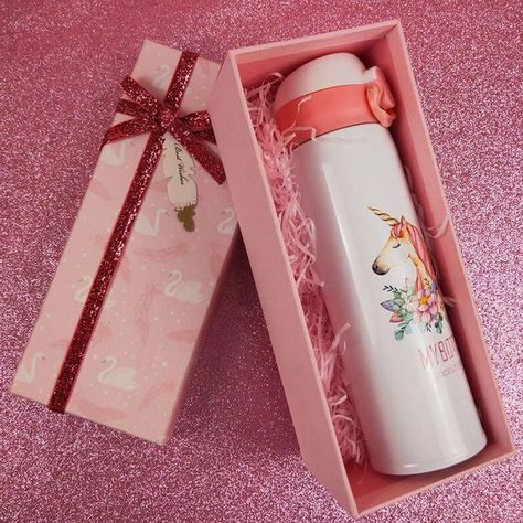 Tumbler Packaging Ideas, Tumbler Packaging, Ideas For Presents, Baby Shower Giveaways, Box Bag Packaging, Valentine Gift Baskets, Packing Gift, Diy Birthday Gifts For Friends, Diy Gift Set