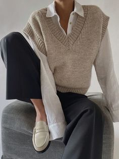 Gala Gonzalez, Casual Weekend Outfit, Emmanuelle Alt, Sweater Vests, Mode Chic, Chic Sweaters, Stylish Sweaters, Mode Ootd, 가을 패션