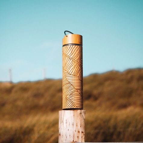 Customizable bamboo water bottle made in our workshop on the Ile de Ré. The pattern is a palm tree pattern, engraved on the entire surface of the gourd. The capacity of the gourd is 500mL, it includes a handle for transport as well as a tea filter to prepare any type of infusion or hot drink. Bamboo Bottle, Bamboo Water Bottle, Palm Pattern, Palm Tree Pattern, Tea Tumbler, Wooden Words, Tea Filter, Bottle Water, Tree Pattern