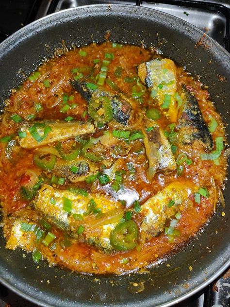 Rougail sardine en boite, recette de la Réunion (974) - Recettes de Papounet Wahls Diet, Mauritius Food, Creole Recipes, Batch Cooking, African Food, Fish Dishes, Food Inspiration, Pesto, Seafood