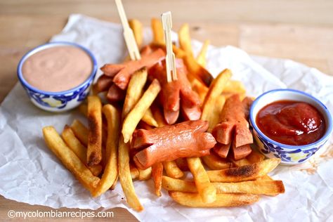 Salchipapas (Potato Fries and Hot Dogs) Colombian Snacks, Columbian Food, Colombian Dishes, Bolivian Food, Colombian Recipes, Canadian Dishes, Canned Corned Beef, Peruvian Food, Colombian Food