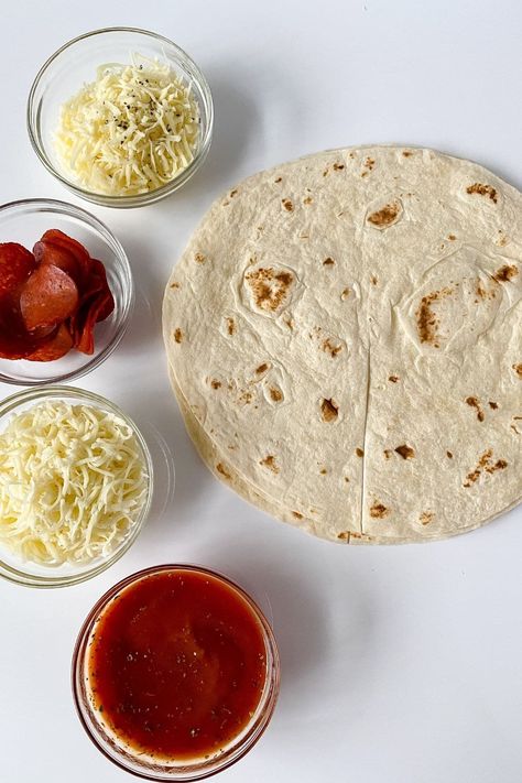 Folded TikTok Pizza sandwich idea from Scrambled Chefs: One of many creative ideas for school lunch that kids can make themselves | back to school guide coolmomeats.com Tiktok Sandwich, School Lunch Ideas Kids, Lunch Ideas Kids, Easy School Lunch Ideas, Pizza Tortilla, Pizza Hacks, Fast Pizza, Pizza Wraps, Pizza Lunch