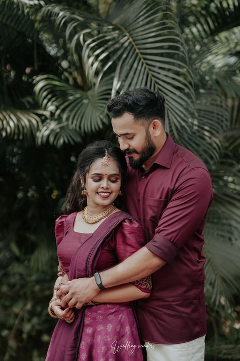 Engagement Photos Kerala, Hindu Engagement Dress Kerala, Kerala Engagement Dress Hindus Couple, Reception Poses, Hindu Wedding Photos, Kerala Engagement Dress, Engagement Dress For Bride, Pre Wedding Photoshoot Props, Engagement Photography Poses