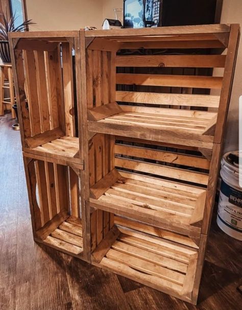 Crate Displays Retail, Flea Market Art Display, Wood Crate Display Craft Show, Crate Display Ideas Retail, Wood Crate Display Ideas, Crate Display Ideas, Wood Crate Display, Farmers Market Booth Display, Pallet Countertop