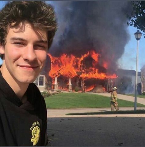 Shawn Mendes Funny, Shawn Mendes Memes, Shawn Mendes Wallpaper, Cool Boy Image, Online Friends, Funny Profile, Funny Profile Pictures, Shawn Mendes, Funny Faces