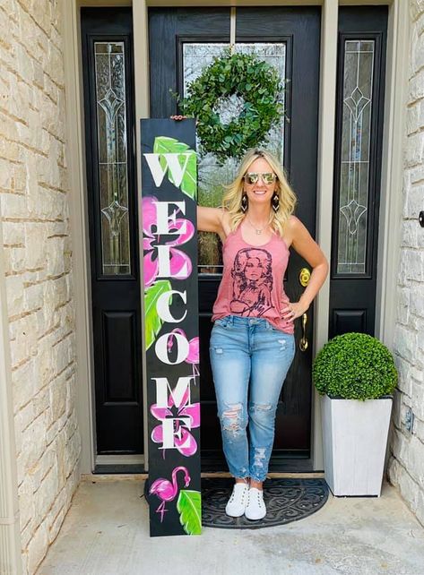 Adorable DIY Flamingo Sign for Your Porch! {with Video} - Texas Art and Soul - Create a Paint Party Business Online Flamingo Sign, Diy Flamingo, Summer Porch Signs, Flamingo Craft, Plank Art, Welcome Signs Front Door, Vintage Porch, Small Bedroom Furniture, Door Signs Diy