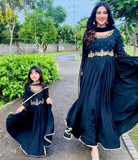 Fizza Ali daughter Faraal Fawad cute pics on Eid. Mom N Daughter Outfits Indian, Mom And Daughter Dresses Indian, Work Anarkali Dress, Mom Daughter Dress, Mommy Daughter Dresses, Mom Daughter Matching Dresses, 3 Piece Dress, Dabka Work, Mommy Daughter Photos