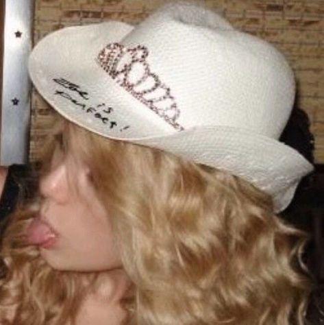 Taylor Swift Debut Era Aesthetic, Taylor Swift Profile, Profile Pictures For Discord, White Cowboy Hat, Hat Aesthetic, Discord Pfps, Taylor Swift Tour Outfits, Estilo Taylor Swift, Taylor Swift Fearless