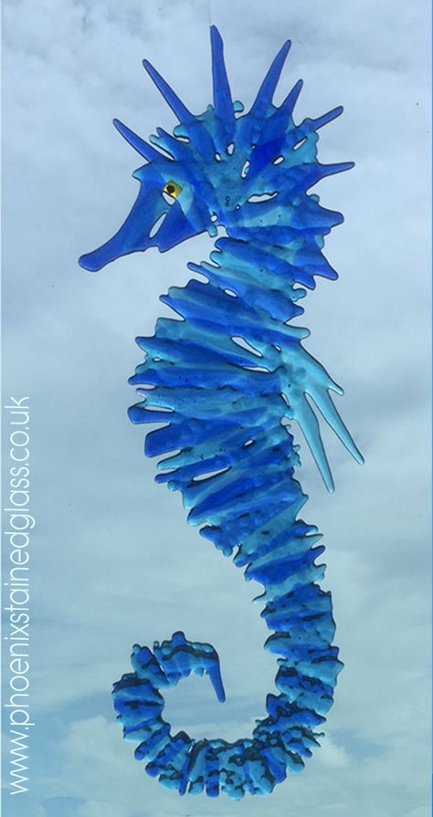 Fused glass seahorse by Oriel Hicks in blue and turquoise. Fused Glass Fish Wall Art, Freeze And Fuse Glass Projects, Glass Slumping Ideas, Fused Glass Whale, Fused Glass Diy, Fused Glass Octopus, Fused Glass Seahorse, Fused Glass Fish Ideas, Fused Glass Projects Ideas