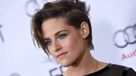 lesbian-haircuts-kristen-stewart-HER-app.webp (1024×576) Lesbian Haircut For Round Faces, Gay Haircut, Queer Haircut, Lesbian Hair, Lesbian Haircut, Androgynous Haircut, Androgynous Hair, Haircut Pictures, Slicked Back Hair