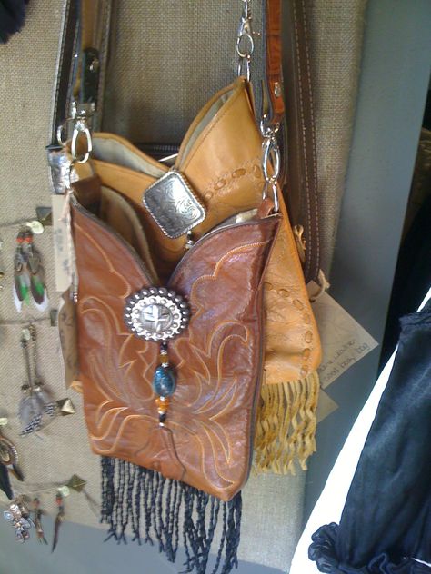 A New Take on an Old Boot - Vignette purse....I bought a new purse that looked like this! Saddlebags Horse, Leather Upcycle, Cowboy Boot Crafts, Leathercraft Ideas, Old Cowboy Boots, Belt Ideas, Boot Purse, Old Cowboy, Cowboy Boot Purse