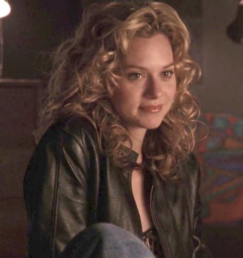 Blonde Hair Characters, Hilarie Burton, Peyton Sawyer, Blonde Curly Hair, Hair Icon, Tree Hill, One Tree Hill, One Tree, Blonde Girl