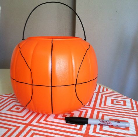 DIY basketball trick or treat bucket using a $1 plastic pumpkin bucket and a sharpie marker. This will be great for collecting candy with my child's basket ball costume! Space Jam Trunk Or Treat Ideas, Space Jam Trunk Or Treat, Basketball Trunk Or Treat Ideas, Basketball Costume Ideas, Basketball Trunk Or Treat, Basketball Player Costume, Basketball Costume, Plastic Pumpkins Bucket, Diy Basketball