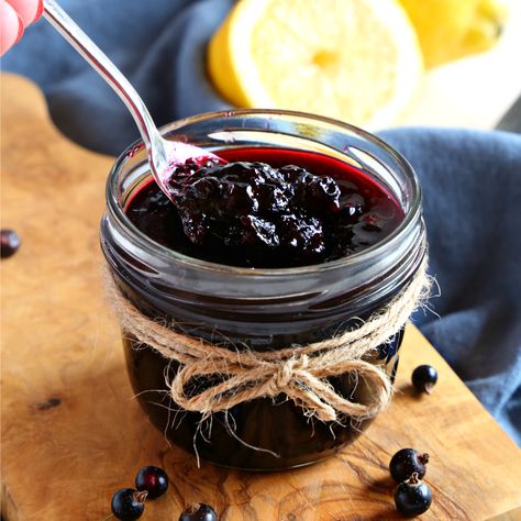 This Best Ever Black Currant Jam is made with only 3 simple ingredients and it's the perfect homemade jam for summer! Learn how to make jam with NO pectin! Black Currant Recipes, Black Currant Jam, Currant Recipes, Currant Jam, Blueberry Sauce Recipe, Couscous Salat, Blueberry Sauce, Blueberry Jam, Jam And Jelly