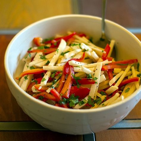 Jicama and Red Pepper Salad Prep time: 10 minutes Yield: 2 servings Per serving: 3 Green | 21/2 Condiments | 2 Healthy Fats   Ingredients 1 Tbsp lime juice ¼ tsp salt ½ tsp ground pepper 1 tsp… Optavia 30, Red Pepper Salad, Healing Gut, Jicama Recipe, Medifast Recipes, Pepper Salad, Resep Salad, Green Meals, Meal Options