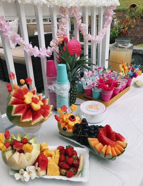 Aloha Sweet 16 Party Ideas, Hawaiian Bday Party, Hawaiian Aesthetic Party, Hawaiin Birthday Ideas, Ahola Party Theme, Hawaii Bday Party, Coconut Birthday Party, Pool Party 16th Birthday, H2o Birthday Party