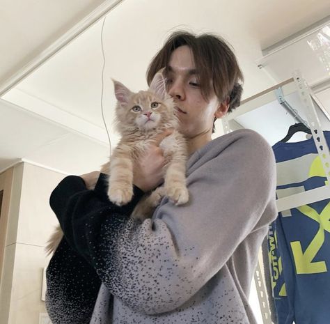 Leo is stunning! Vernon Instagram, Vernon Boyfriend Material, Svt Vernon, Vernon Svt, Choi Hansol, Vernon Hansol, Seventeen Vernon, Chwe Hansol, Vernon Seventeen