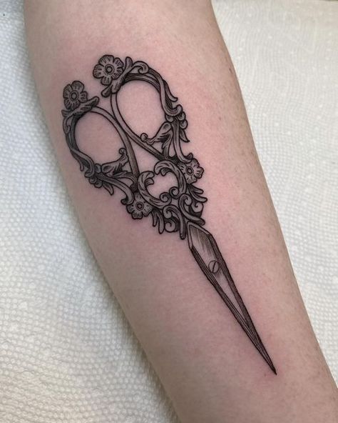 Tattoo Scissors, Ornate Scissors, Shears Tattoo, Black And Grey Tattoo, Piercings Ideas, Cover Up Tattoo, Wolf Tattoo, Grey Tattoo, Embroidery Scissors