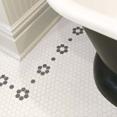 Like the border Bath Tile Design, Kids Bathroom Design, Austin House, Tile Border, Black And White Bathroom, Hex Tile, Bright Bathroom, Penny Tile, Bath Tiles