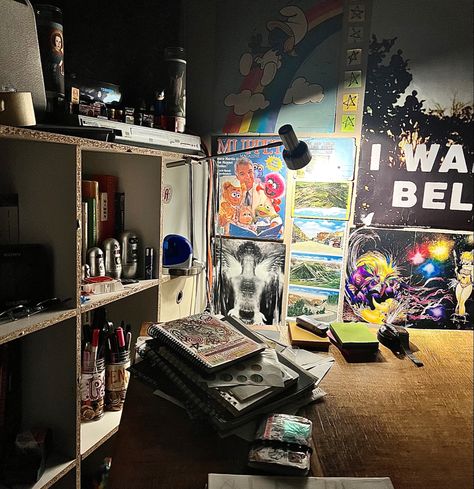 maximalist retro 80s vintage nerd core bedroom aesthetic cluttercore artist grunge Davidcore Aesthetic, Movie Nerd Aesthetic, Grunge Gaming Setup, Nerd Core Aesthetic, 80s Nerd Aesthetic, 80s Grunge Aesthetic, Nerd Room Aesthetic, 80s Nerd, 90s Nerd