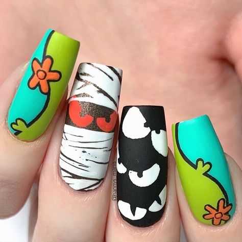 Hannah en Instagram: “*PR* Scooby-doo inspired nails! 😄 I’m really happy with how the pink & index finger turned out since I hand painted it! 😊👍🏻🎃👀🖤✨⁣ ⁣ I…” Halloween Nail Art Designs, Black Halloween Nails, Holloween Nails, Halloween Acrylic Nails, Homecoming Nails Acrylic, Boo Crew, To The Bone, Bad To The Bone, Halloween Nail Designs