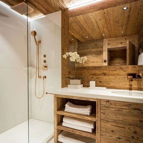 Log Home Bathrooms, Chalet Bathroom, Log Cabin Bathroom, Ski House Decor, Mountain Home Interiors, Log Cabin Interior, Chalet Interior, Chalet Design, Cabin Bathrooms