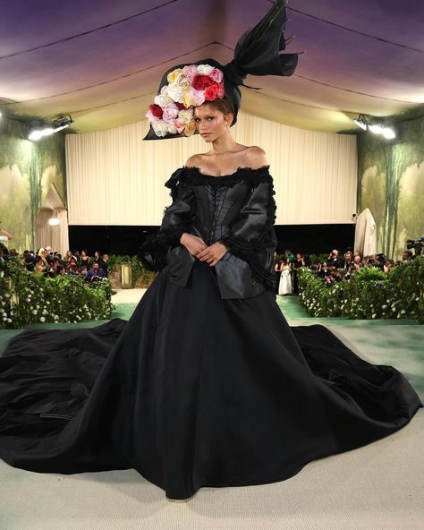 Vogue France | Sleeping beauty part 2: @Zendaya chose not one but two looks for the red carpet tonight. Here, she took to the Met steps for a second time… | Instagram Haute Couture Alexander Mcqueen, Zendaya Met Gala, Met Gala Outfits, Met Gala Dresses, Gala Outfit, Red Carpet Beauty, Isabelle Huppert, Met Gala Red Carpet, Best Red Carpet Looks