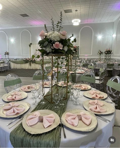 Pink And Emerald Green Quince, Green And Pink Sweet 16 Theme, Light Pink Quince Decorations, Sage And Pink Quinceanera Theme, Sage Green And Pink Quince, Green And Pink Sweet 16, Green And Pink Quinceanera, Quince Background, Quinceanera Main Table