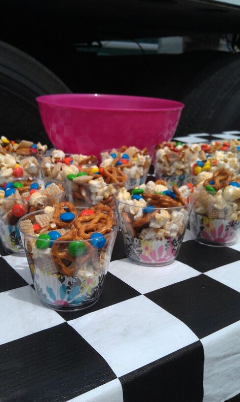 I made snack cups! Cupcake liners in a clear cup with pretzels, chex, popcorn, m and honey roasted peanuts! Pretzel Cups, Snack Cups For Party, Snack Cup Ideas, Youth Group Snacks, Popcorn Cups, Popcorn Mix, Honey Roasted Peanuts, Clear Cups, Snack Cups