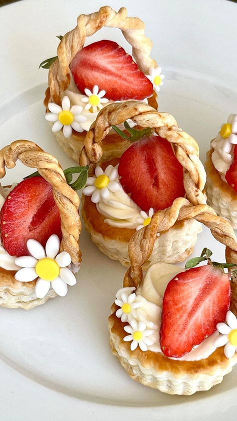 Winnie Wai-Ling Lee | Strawberry baskets 🍓🍓🍓 . . I am clearing out my fridge and using my last pack of puff pastry before I go on Easter Vacay. I am so excited… | Instagram Green Pastries, Easter Recipes Baking, Valentine Pastries, Valentines Pastries, Valentines Baked Goods, Flower Pastry, Linzer Tart, Desserts Easter, Kawaii Desserts