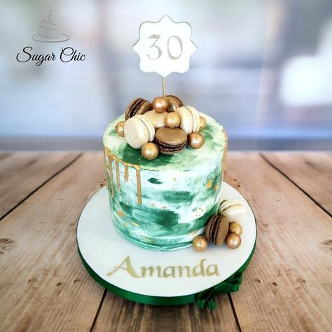 A little gem of a cake, in emerald and gold 💕 Emerald Marble Cake, Green Marble Buttercream Cake, Green And Gold Marble Cake, Emerald Green And Gold Cake Birthday, Green Cake Designs Birthday, Green Gold Birthday Cake, Emerald And Gold Cake, Green And Gold Graduation Cake, Birthday Cake Green And Gold