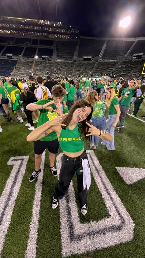 American High School Aesthetic Outfit, Green Football Game Outfit, College Sports Outfits, College Dream Life, Oregon Ducks Aesthetic, School Sports Day Outfit, Freshman Year College Aesthetic, College Game Day Aesthetic, Oregon University Aesthetic