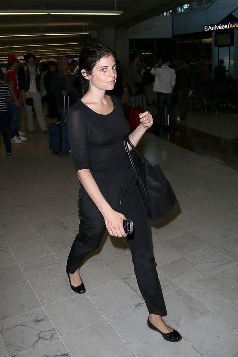 Just when you're about to slip into your sweats and board the plane, remember how good Julia Restoin Roitfeld looked in all black at a French airport, and swap the loungewear for a chic black tee and trousers. Black Lounge Outfit, Travel Outfits, Celebrity Travel Style, Celebrity Travel, Julia Restoin Roitfeld, Popsugar Fashion, Travel Chic, Black Lounge, Lounge Outfit