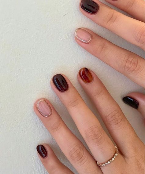 Autumn Nails Minimal, Autumn Short Nails 2024, Fall Watercolor Nail Art, Short Nails 2024 Fall, Simple Short Nail Designs Fall, Short Nails Autumn 2024, Minimalist Nails Squoval, Fall 2024 Nails Trends, Short Autumn Nails 2024