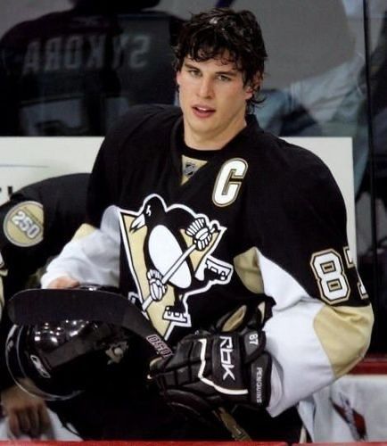 Sidney Crosby Sidney Crosby Aesthetic, Sydney Crosby, Fancy Aesthetic, Yellow Crocs, Toronto Maple Leafs Hockey, Hockey Pictures, Nhl Pittsburgh Penguins, Hot Hockey Players, Ice Hockey Players