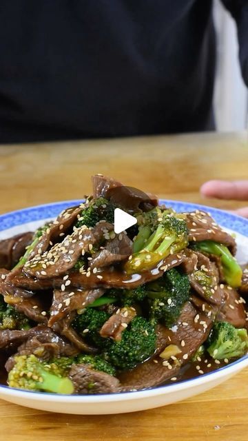 Cesar reyes on Instagram: "Super easy beef 🥩 broccoli 🥦. You should make 😊 #easyrecipe #chinesefood #beefandbroccoli #comfortfood" Lemon Grass Chicken, Fresh Basil Recipes, Easy Beef And Broccoli, Beef Broccoli, Asian Beef, Basil Recipes, Quick Dinners, Broccoli Beef, Easy Beef