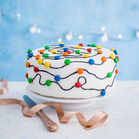 Transform your Christmas cake into a beautiful Christmas lights scene with our step-by-step guide Christmas Lights Cake, Christmas Cake Pops Recipe, Cake Pop Recipe Easy, Yummy Christmas Treats, Christmas Cakes Easy, Christmas Themed Cake, Novelty Birthday Cakes, Christmas Cake Pops, Christmas Cake Designs