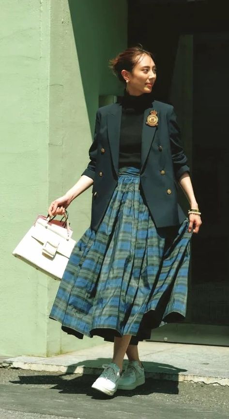 Tartan Skirt Outfit Hijab, Tartan Skirt Outfit Winter, Tartan Skirt Outfit, Tokyo Winter, Clothes For Women Over 60, Style 2025, Plaid Skirt Outfit, Business Casual Fall, Wardrobe Revamp