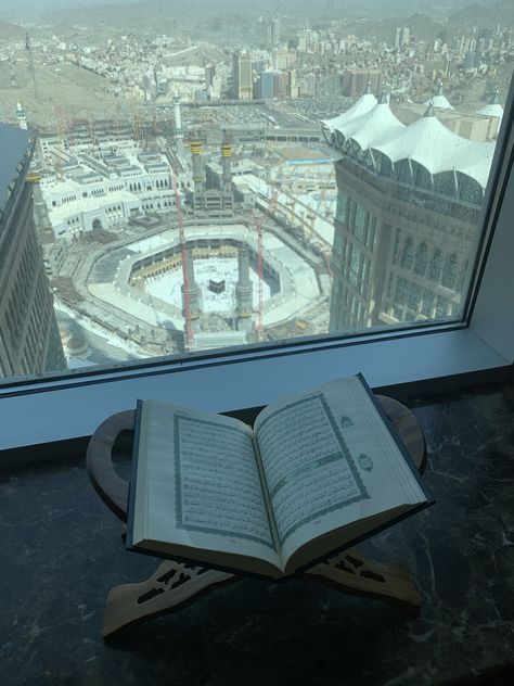 Al Quran Aesthetic, Wallpaper Al-qur'an, Masjid Wallpaper, Wallpaper Muslim, Ramadan Is Coming, Al Haram, Al Qur'an Aesthetic, Quran Pak, Masjid Al Haram