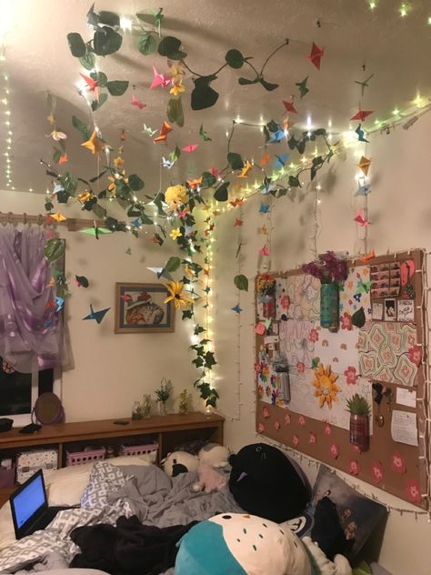 Origami Vines, Artsy Room, Artsy Vibe, Vines And Flowers, Thrifted Decor, Aesthetic Ig, Room Goals, Aesthetic Rooms, الرسومات اللطيفة