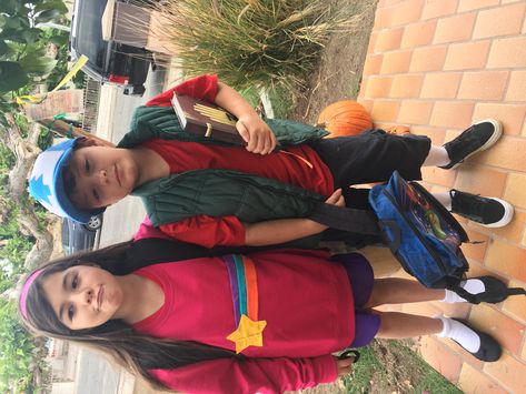 Mable And Dipper Halloween Costumes, Maple And Dipper Costume, Sibling Costumes Brother Sister Older, Best Friend Cosplay Ideas, Gravity Falls Costumes Halloween, Mabel And Dipper Cosplay, Dipper Pines Halloween Costume, Dipper And Mabel Cosplay, Mabel Gravity Falls Costume