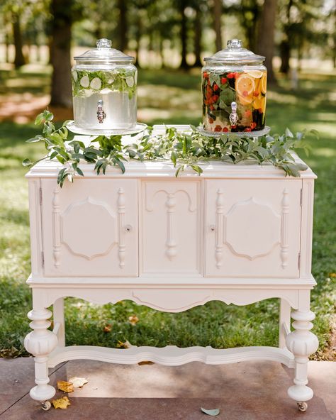 When it comes to wedding drink stations, most of our minds go to boozy serve-ups. A revolutionary idea: These stations don't have to involve alcohol. In fact, if you're preparing for a summer wedding or getting hitched in an area with a warmer climate, you're definitely want to help your guests stay hydrated during the ceremony, reception, and the after-party. That's where the following non-alcoholic wedding drink stations come in. Here, you'll discover all kinds of ways to prepare flavored wate Wedding Drink Table, Limonade Bar, Drink Stations, Wedding Drink Station, Signature Cocktails Wedding, Martha Weddings, Hydration Station, Water Station, Drink Bar