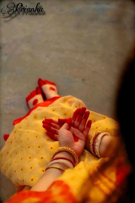 Bharatnatyam Mehendi, Bangali Girl Dp, Bengali Marriage Photography, Indian Photography Poses, Bengali Wedding Aesthetic, Bengali Girl Aesthetic, Yellow And Red Outfit, Bengali Photoshoot, Dhanteras Rangoli