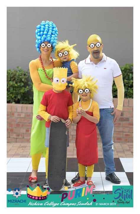 Homer, Maggie, Bart, Lisa and Maggie the full Simpsons family dress-up costumes #Purim #Halloween #Simpsons #FamilyCostumes Family Dress Up Ideas Costumes, Simpsons Family Halloween Costume, The Simpsons Costumes Diy, The Simpson Costume, Lisa Simpson Halloween Costume, Simpsons Family Costume, Maggie Simpson Costume, Simpson Family Costume, The Simpsons Halloween Costume