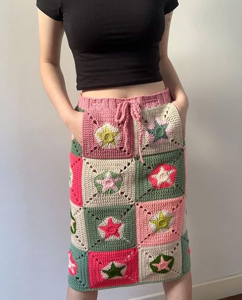 phoebe crochets! (ฅ’ω’ฅ)♥ on Instagram: "🌟star patchwork skirt by @locohands 🌟 back with monthly post (🥲) for my pattern test for @locohands !!! first ever patchwork skirt i've made AND I LOVE IT🥹💗🧎its been so long since i've worked with squares it was super fun!!!! and also i managed to use up alot of of my scrap yarn🤩 honestly the outcome was kinda good? pattern releasing in a few days and u won't want to miss it🤩" Star Patchwork, Scrap Yarn, Patchwork Skirt, To Miss, Yarn, Skirt, Square, Crochet, Stars