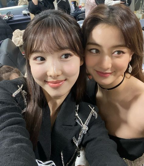 210207 Nayeon and Jihyo Nayeon Jihyo, Sana Momo, Twice Jihyo, Twice Kpop, Nayeon Twice, Im Nayeon, Reality Show, Kpop Girl Groups, One In A Million