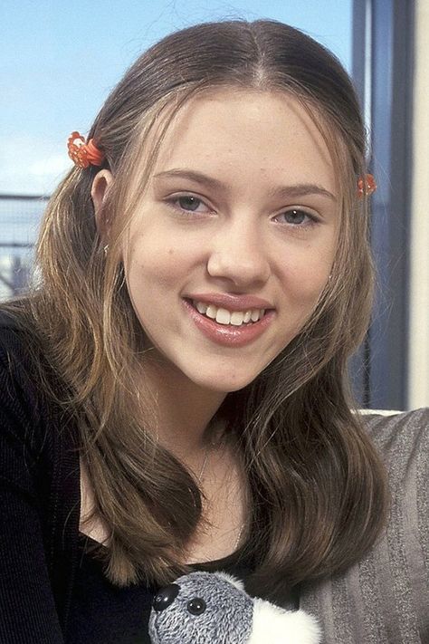 Scarlett Johansson in 1997. Vicky Cristina Barcelona, Old Hollywood Style, Young Celebrities, Perfect Smile, Light Hair, Blonde Color, Natural Hair Color, Scarlett Johansson, Celebrity Photos