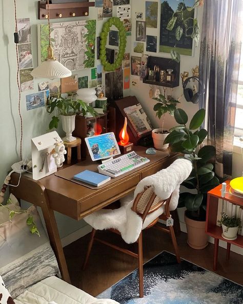 Decor In Front Of Window, Desk In Front Of Window, Uni Accommodation, Window Decor Diy, College Dorm Room Inspiration, Study Table Designs, Posters Aesthetic, Apartment Vibes, Bedroom Stuff